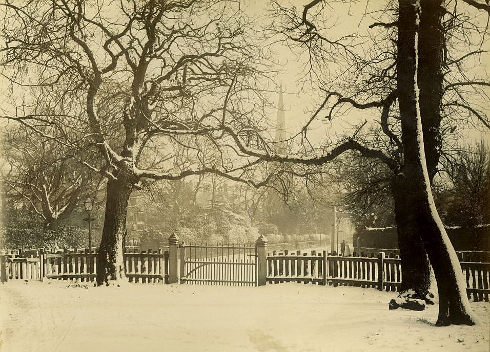 Dunham Park, gates and lampost, early 1890